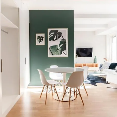 2ndhomes Stylish With Balcony Apartament