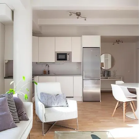 2ndhomes Stylish With Balcony 赫尔辛基